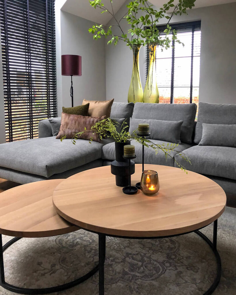 Twee houten ronde salontafels