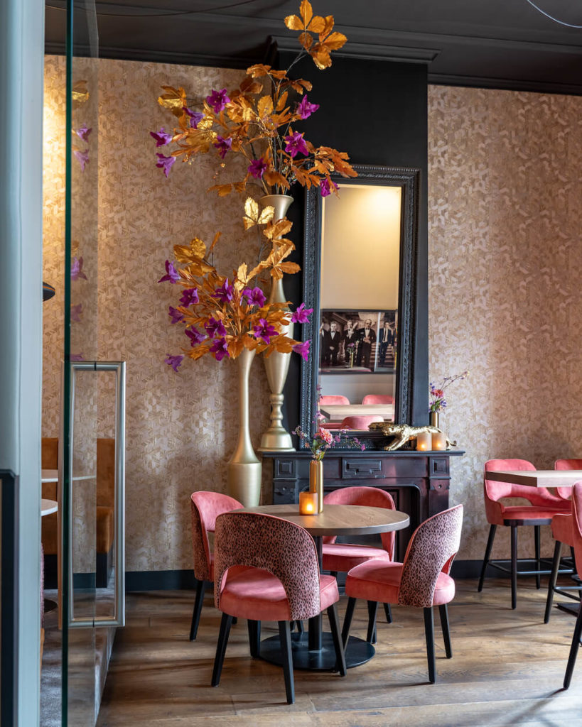 Ronde eettafel met stoelen