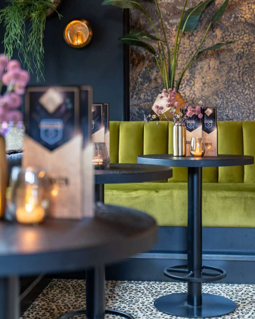 Detail foto zwarte bar tafels