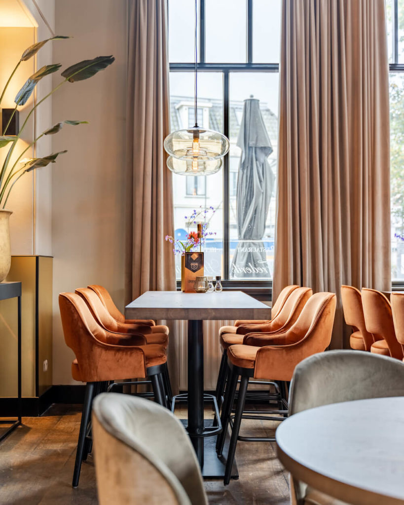 Barstoelen en bartafel