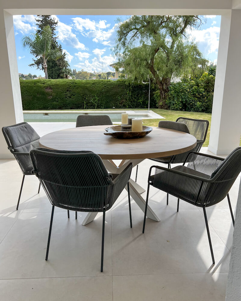 Buiten stoelen en tafel