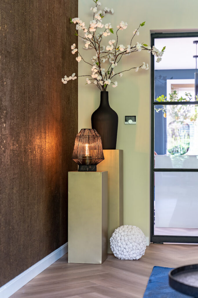 2 gouden zuilen met interieur accessoires