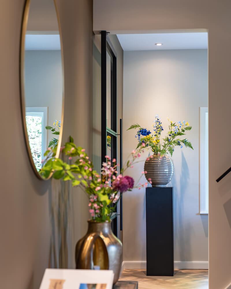 Deurkijk in de gang - zwarte zuil