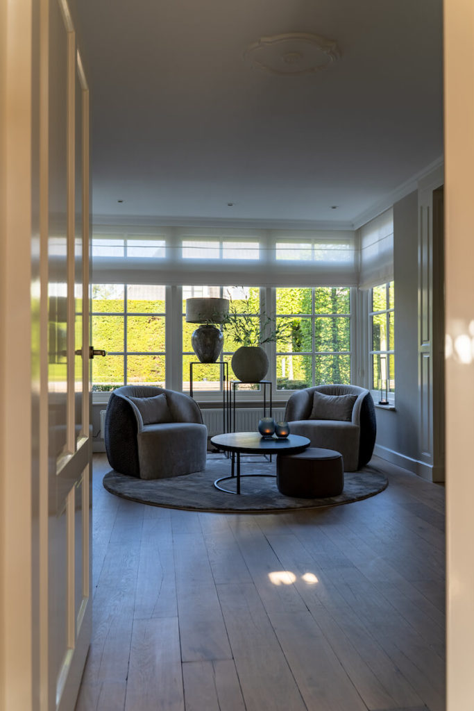 Doorkijk naar zithoek