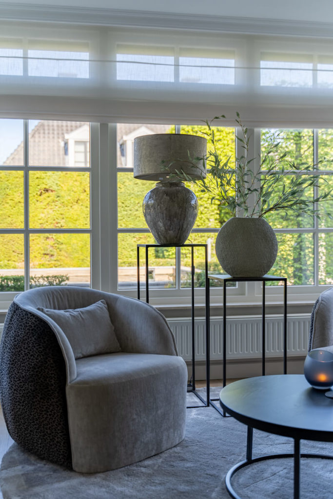 Fauteuil en twee zuilen