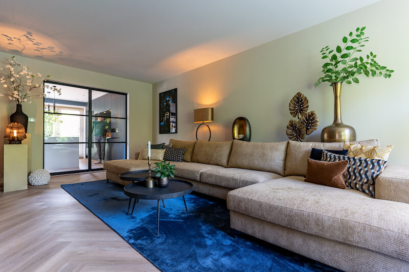 Grote gouden lounge bank