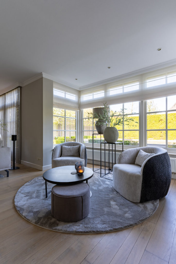 Rond vloerkleed en twee fauteuils