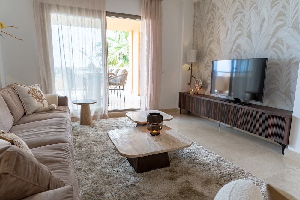 Woonkamer met bank en tv