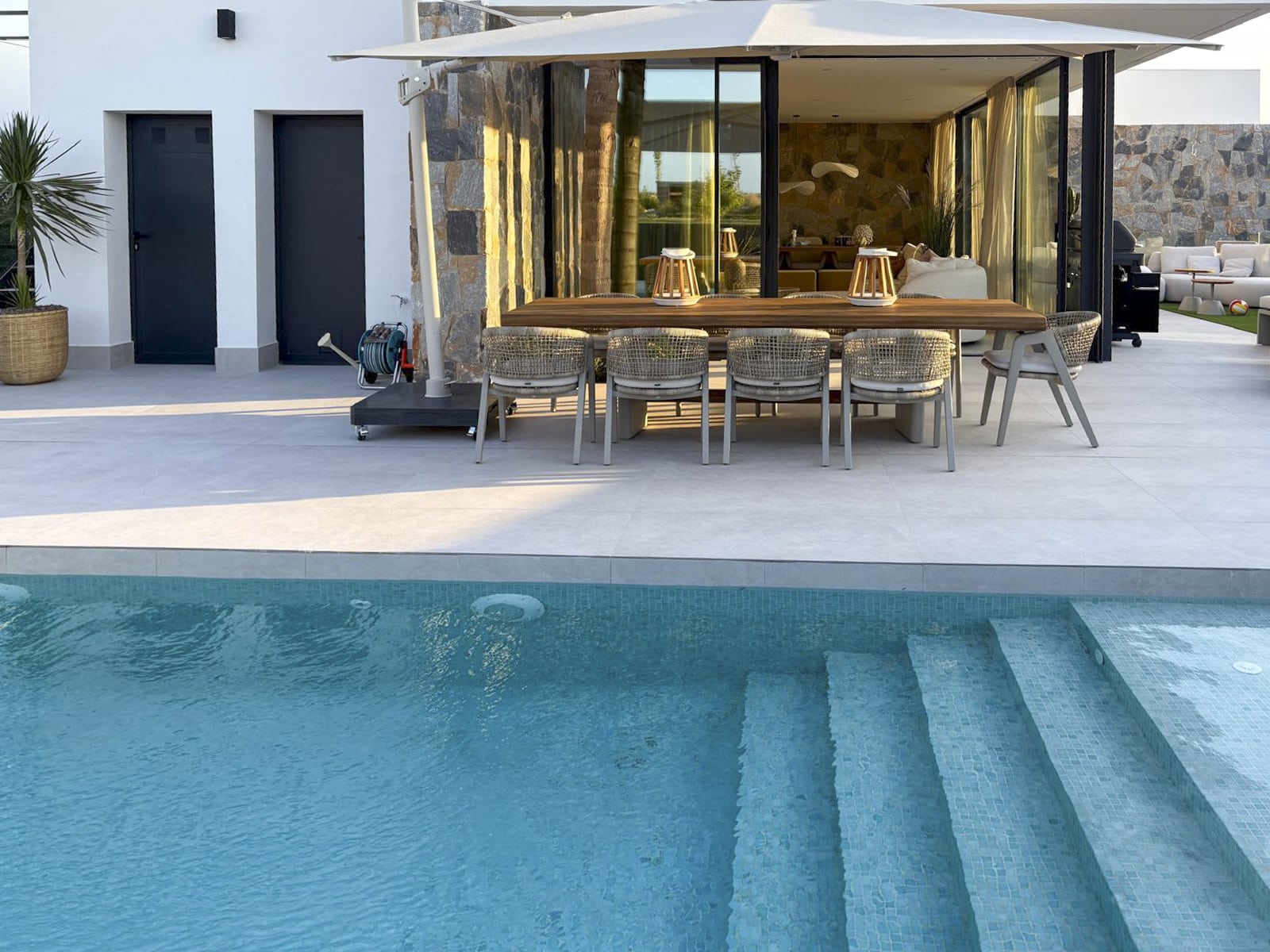 Grote schuifpui verbindt het stijlvolle interieur met het zonovergoten terras en zwembad