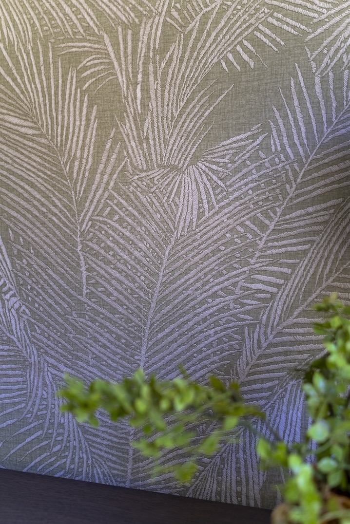 Detail van tropisch behang in natuurlijke tinten