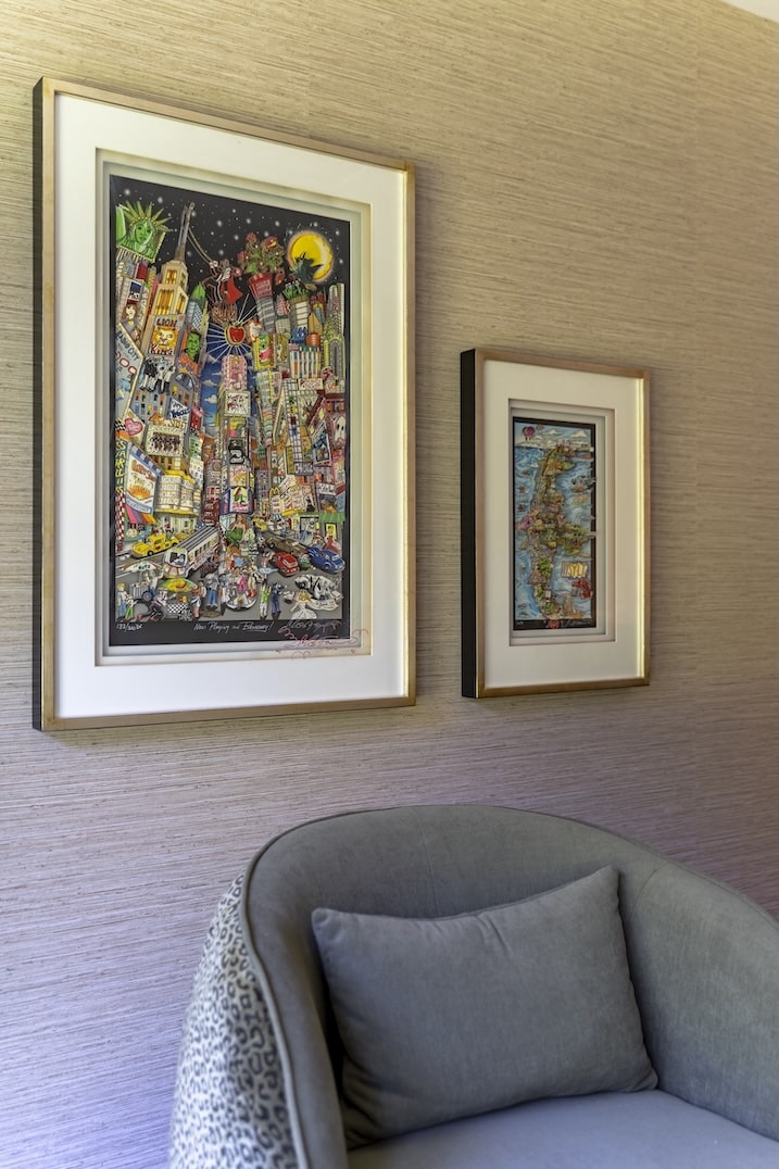 Kunst aan de wand boven een stijlvolle fauteuil