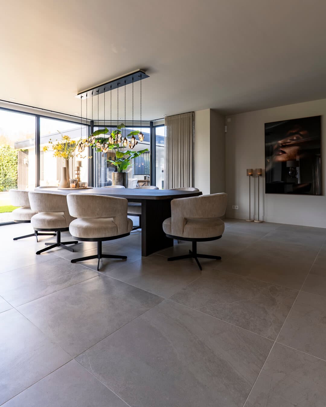 Stijlvolle eetkamer in Oldenzaal met luxe eettafel, draaibare stoelen en grote raampartijen