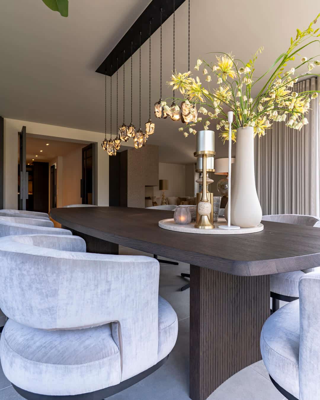 Stijlvolle eettafel met bijzondere hanglamp en zachte draaibare stoelen