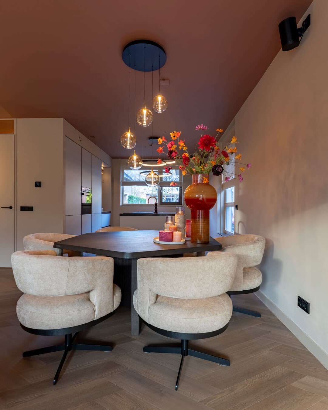 Luxe eethoek met organische eettafel, draaibare eetkamerstoelen en hanglampen