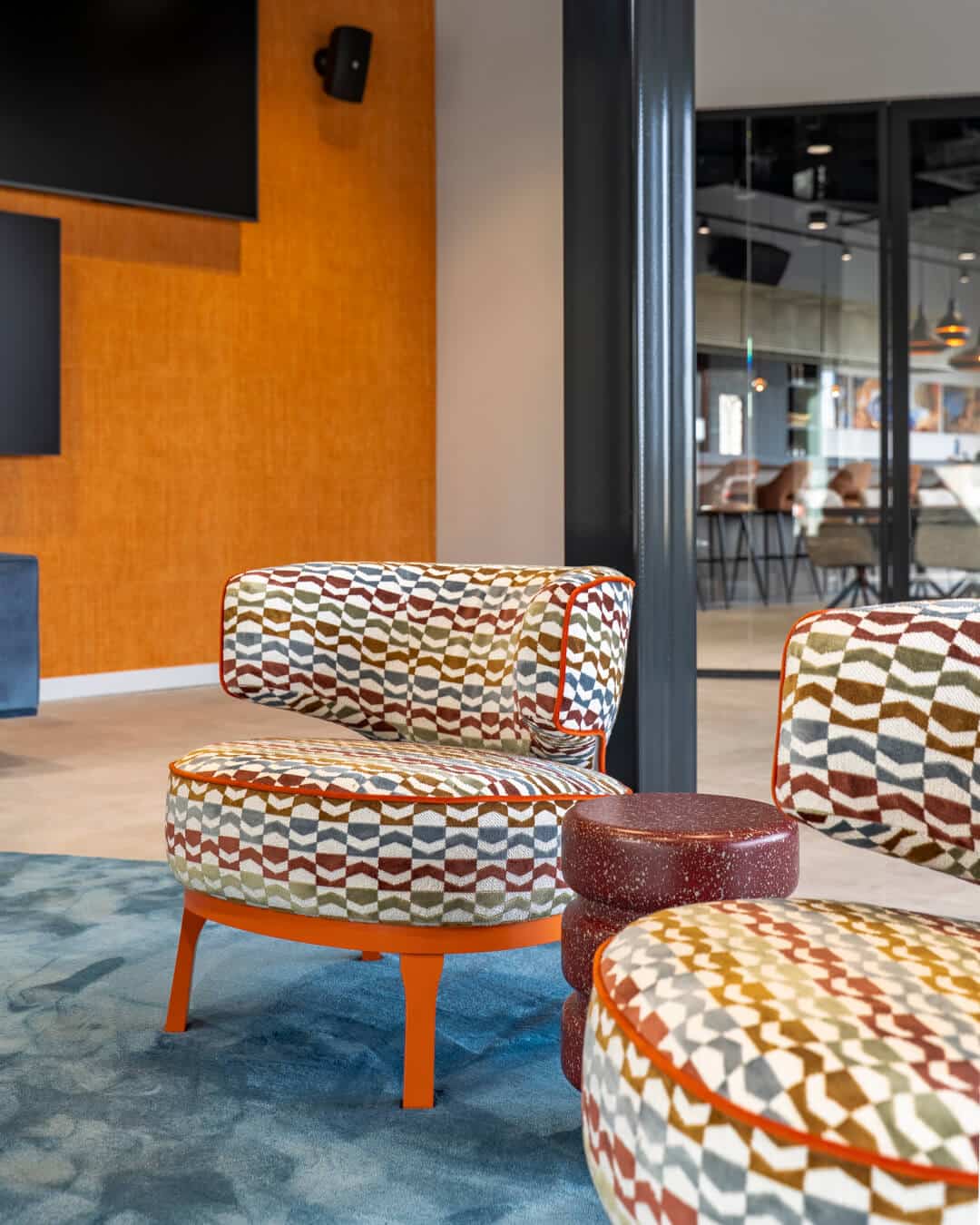 Designfauteuils met kleurrijke bekleding in sfeervolle kantoorlounge
