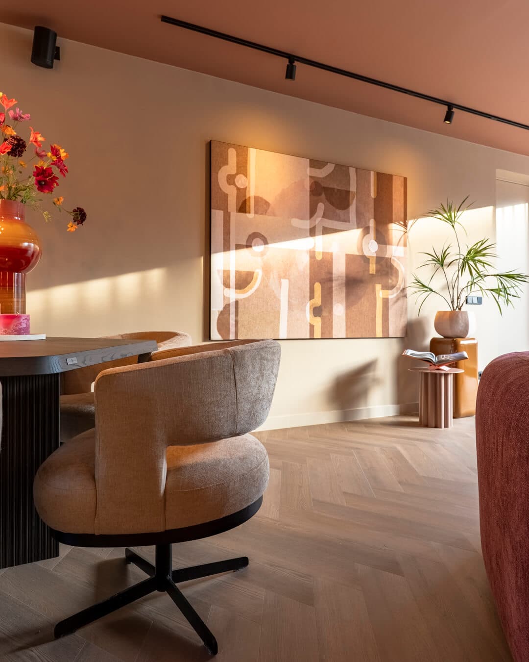 Draaibare eetkamerstoel en groot kunstwerk in kleurrijk interieur in Enschede