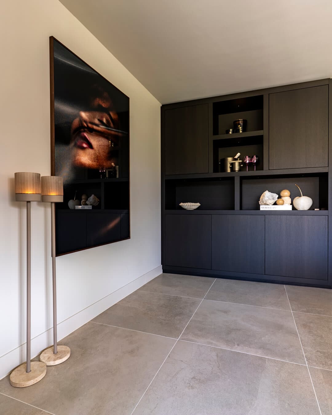 Maatwerkkast in donkere houttint met sfeervolle accessoires in luxe interieur