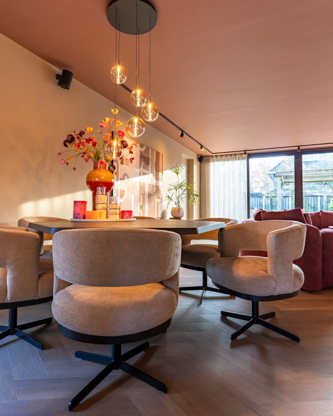 Luxe eethoek met comfortabele draaistoelen, organische tafel en sfeerverlichting
