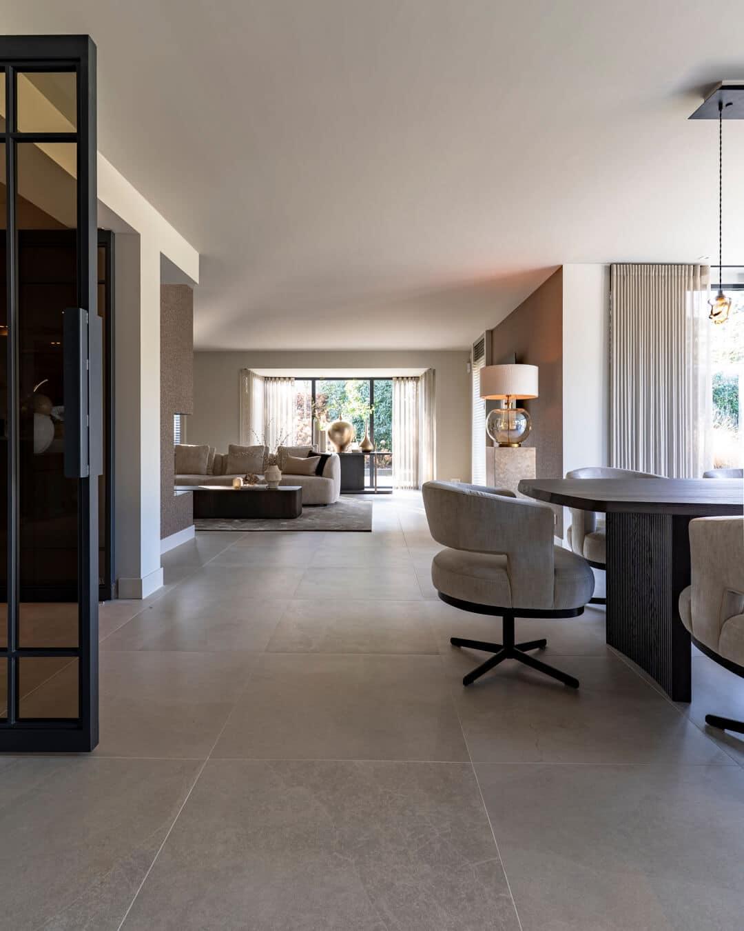 Open en licht interieur met stijlvolle eetkamer en rustige natuurlijke kleuren