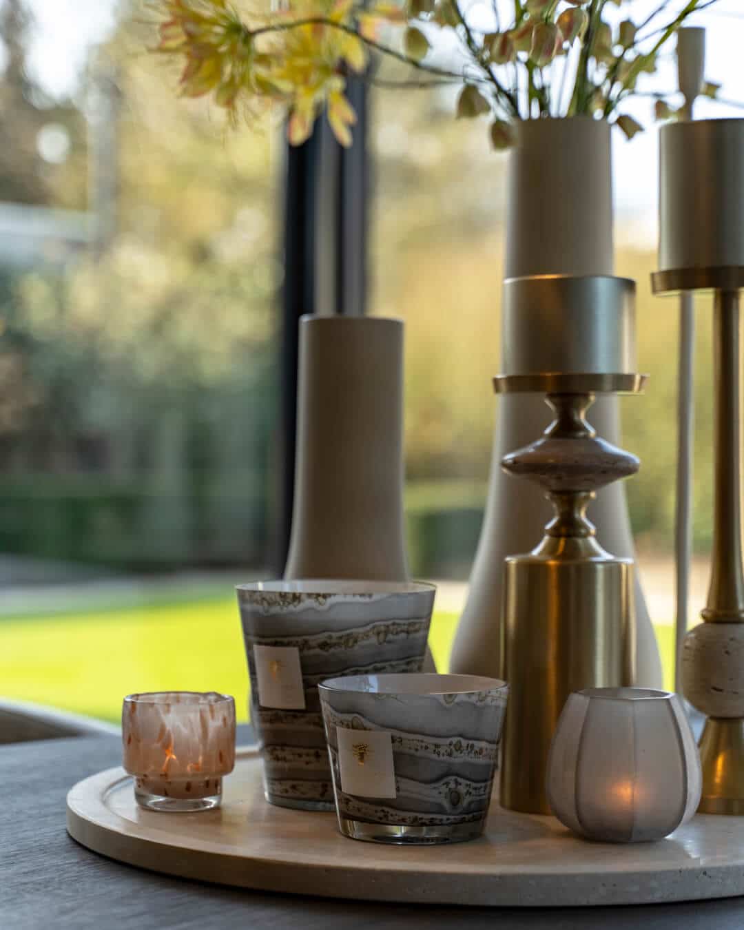 Detail van stijlvolle tafeldecoratie met kandelaars en accessoires in aardetinten