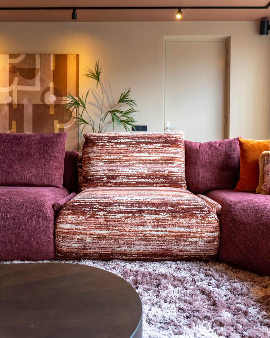 Statement fauteuil in gemêleerde stof als onderdeel van de modulaire hoekbank