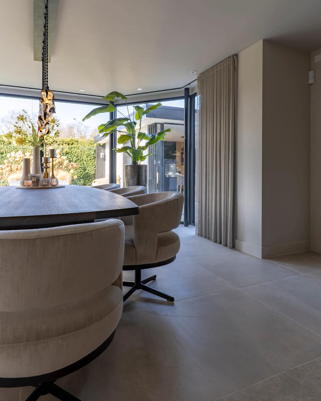 Luxe eetkamer met organische eettafel en zachte draaibare eetkamerstoelen