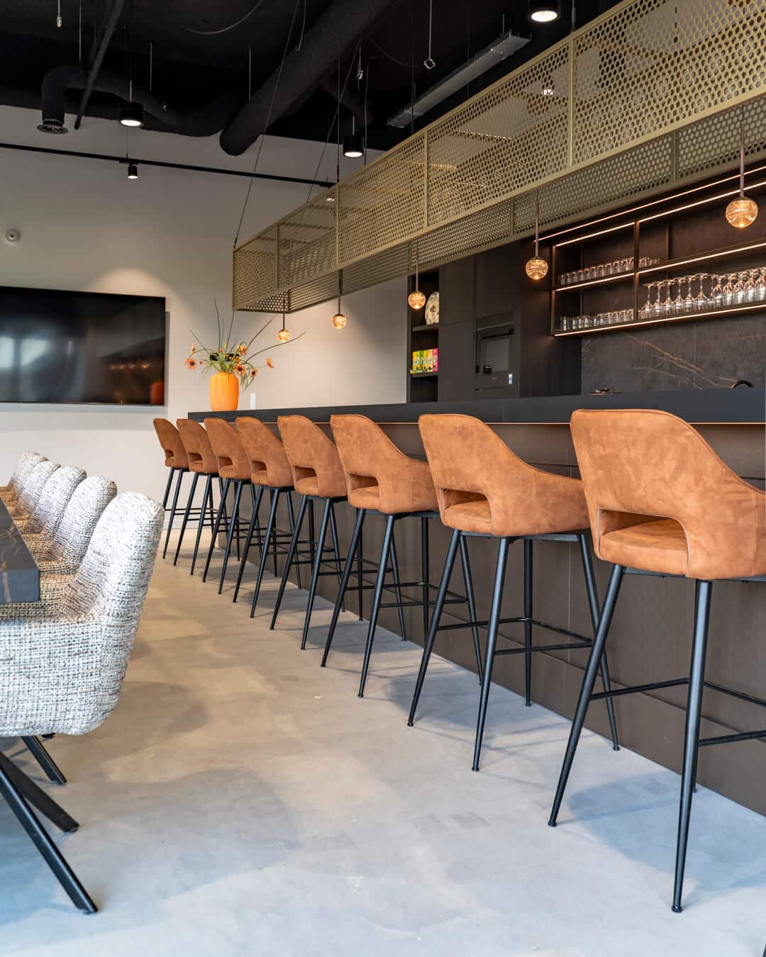Lange bar met comfortabele barkrukken in modern bedrijfspand in Hengelo