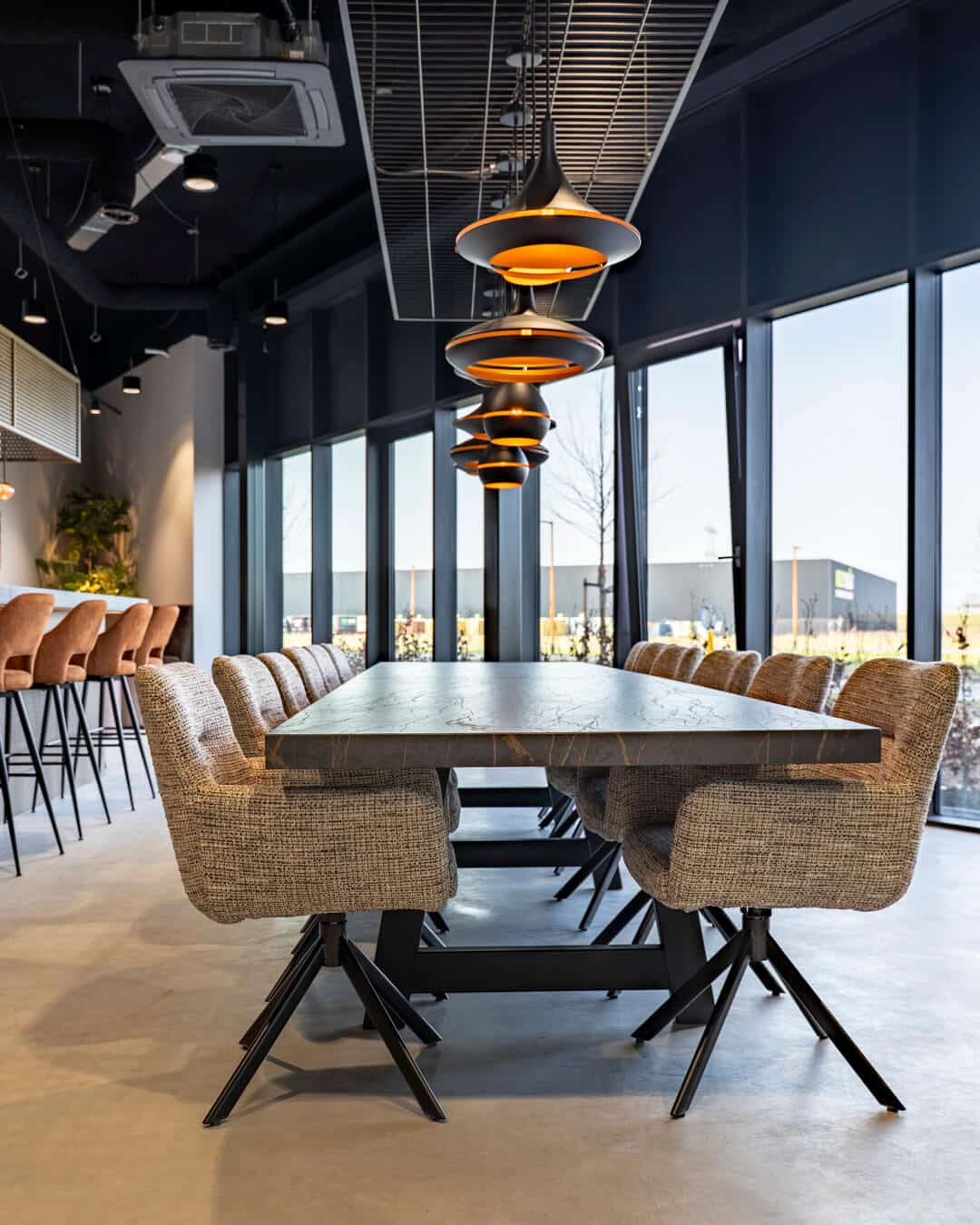 Vergader- en ontmoetingsruimte met houten tafel en designstoelen in modern kantoor