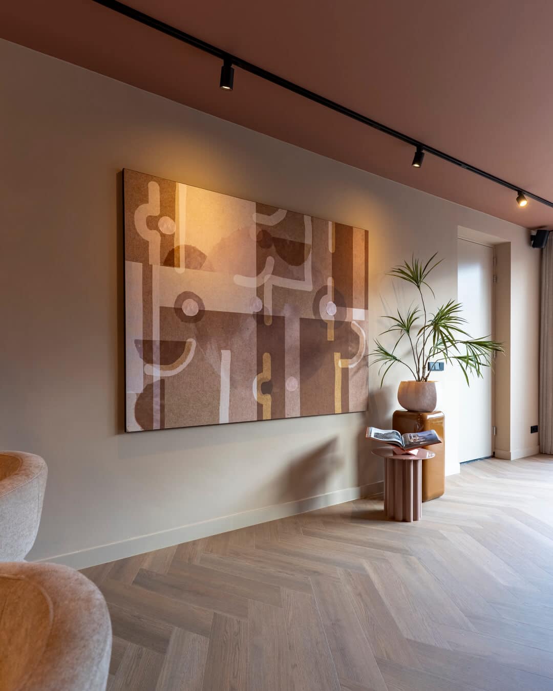 Kunstwerk en decoratieve planten als stijlvolle blikvangers in de woonkamer