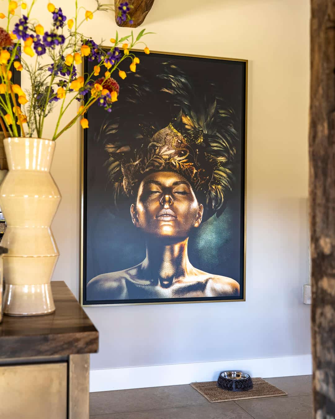 Warme interieurstyling met bloemen en decoratieve objecten in natuurlijke aardetinten.