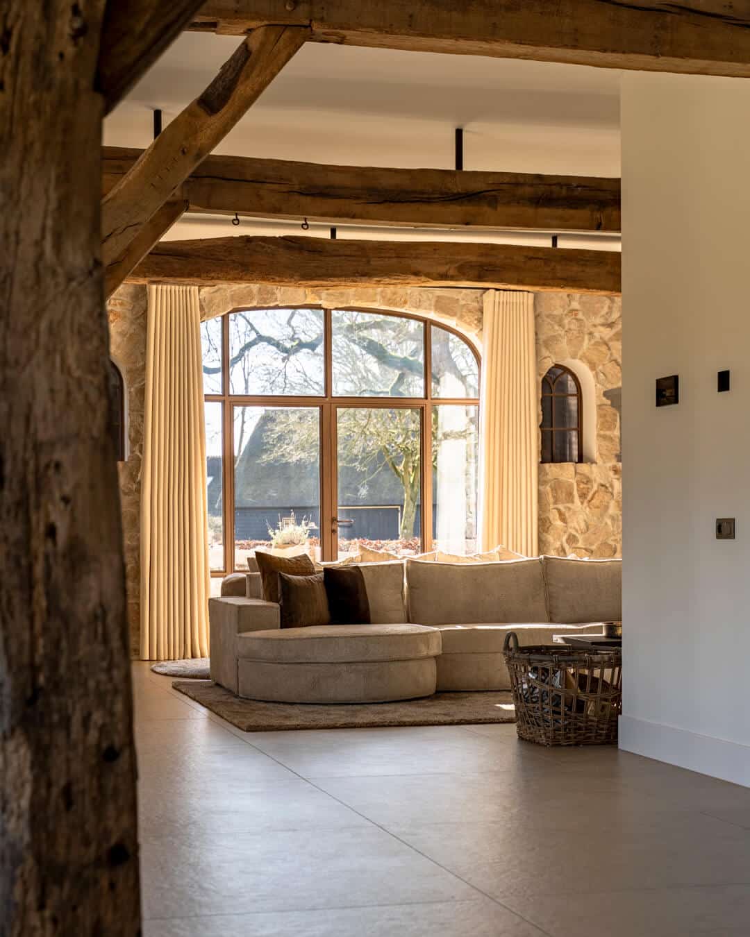 Modern interieur gecombineerd met authentieke houten balken en natuursteen in een rijksmonument.
