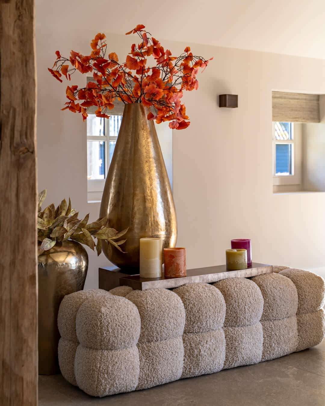 Groot decoratief object met warme oranjetinten als statement in het interieur van de boerderij.