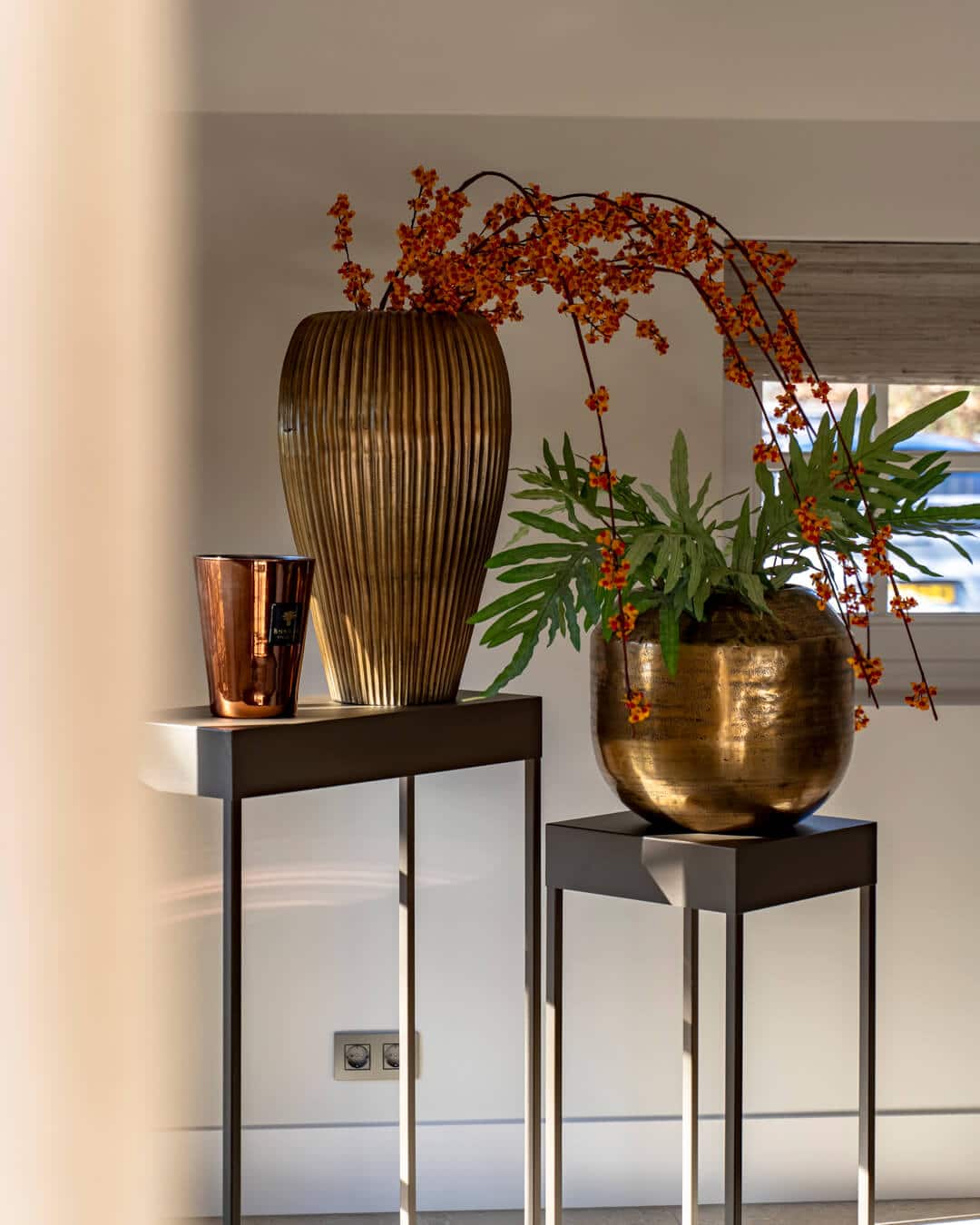 Luxe interieurstyling met warme aardetinten en accessoires in een monumentale woonboerderij.