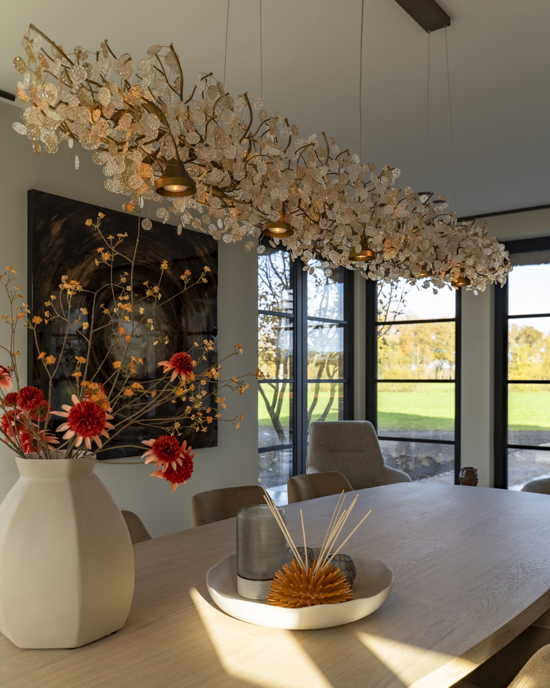 Cobra Art kunstwerk en exclusieve designlamp gecombineerd in een luxe eethoek.