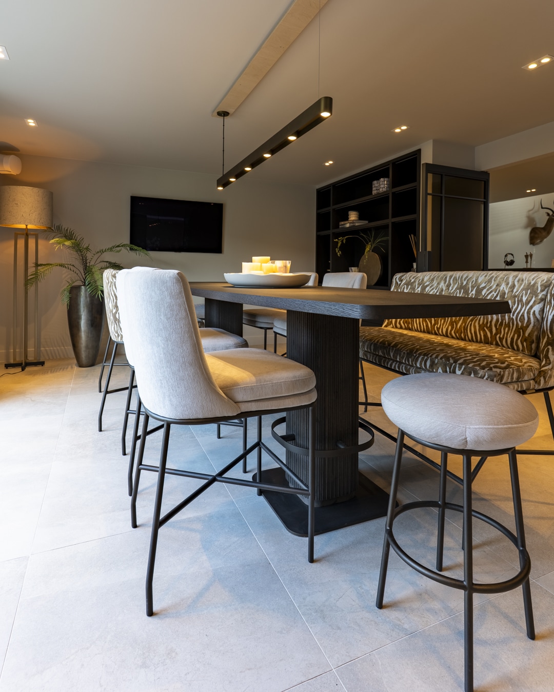 Compleet ingerichte thuisbar met maatwerk, bartafel, verlichting en luxe zitmeubels.