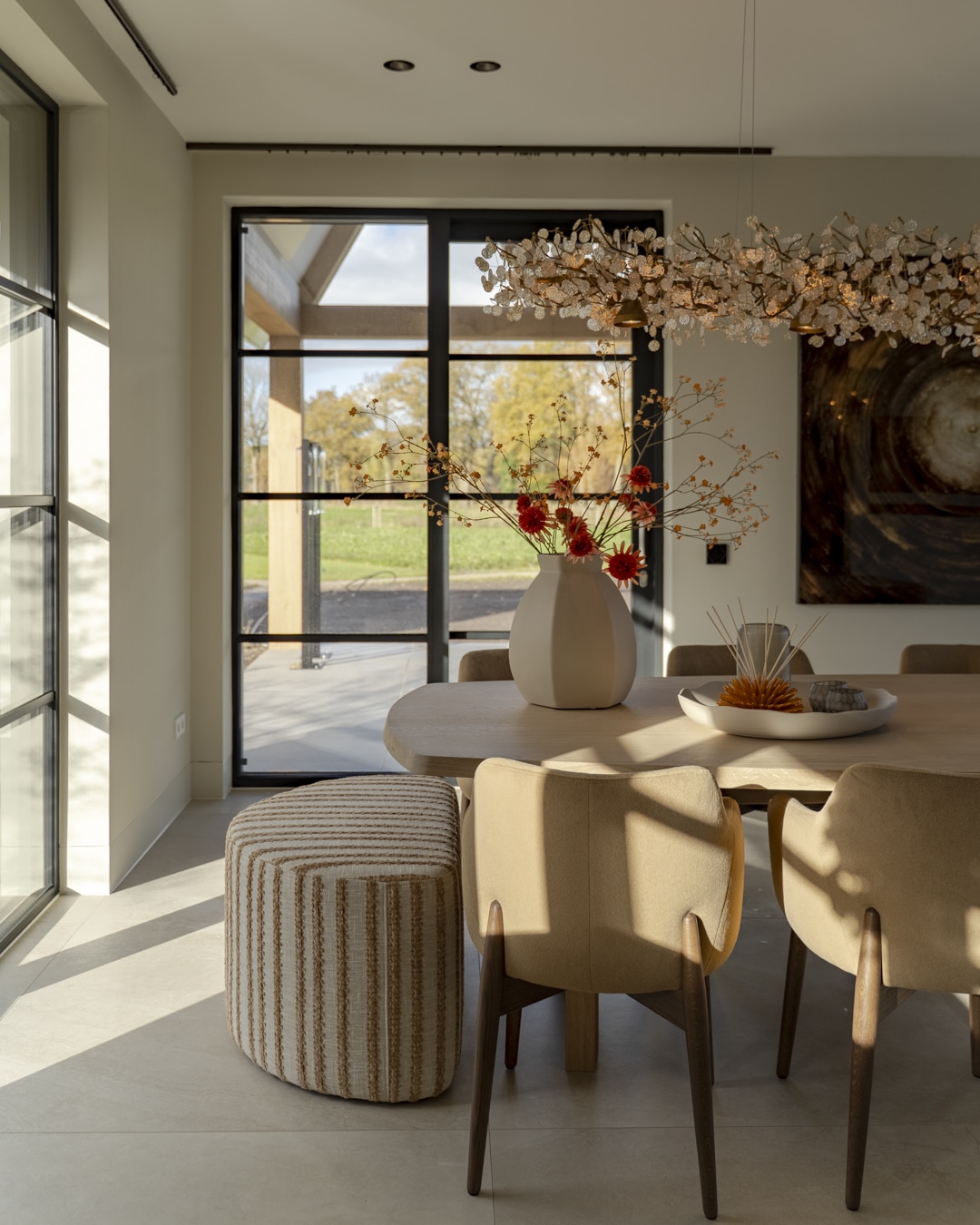 Complete woonkeuken en eethoek met warme materialen en luxe interieurstyling.