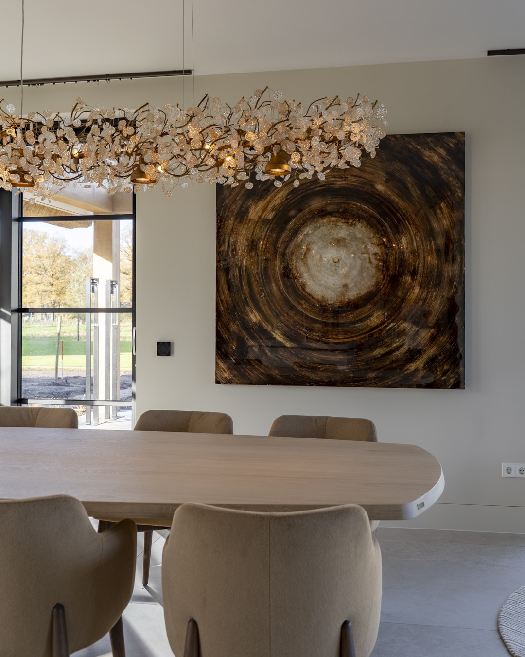 Groot Masterpiece van Cobra Art als eyecatcher naast de eethoek.