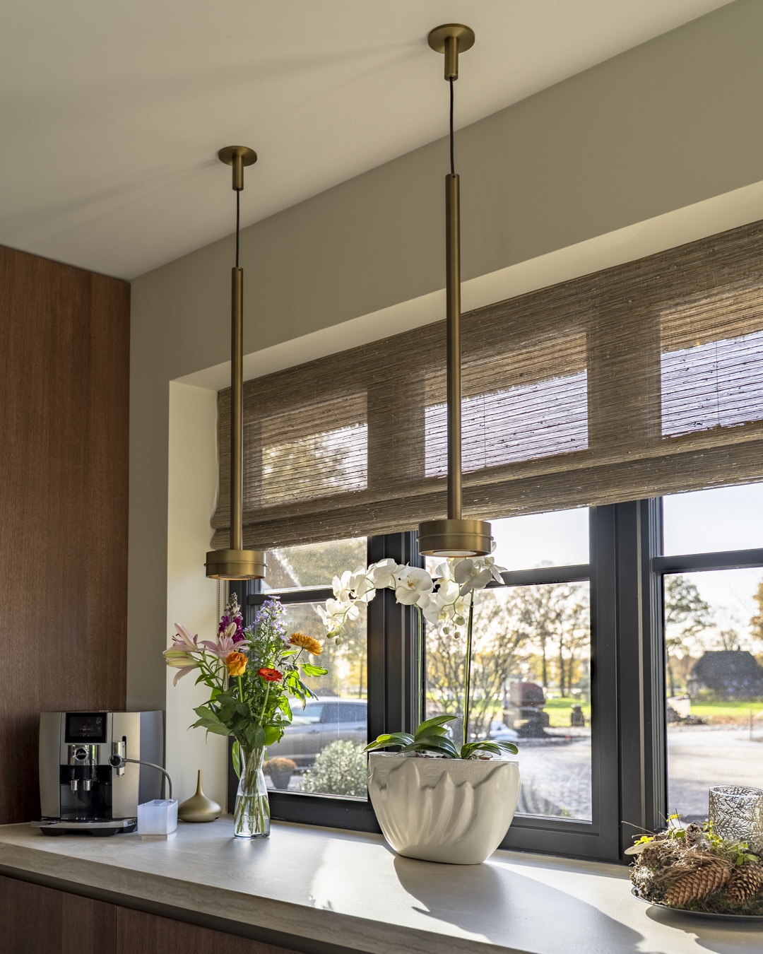 Keukenstyling met bloemen, keramiek en natuurlijke materialen in warme tinten.