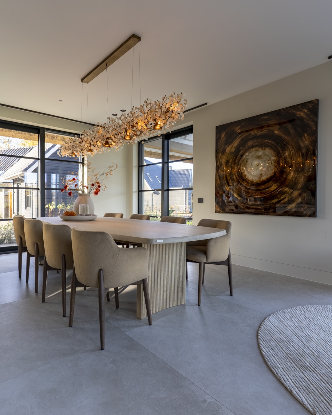 Luxe eethoek met royale ovale eettafel en comfortabele gestoffeerde eetkamerstoelen.
