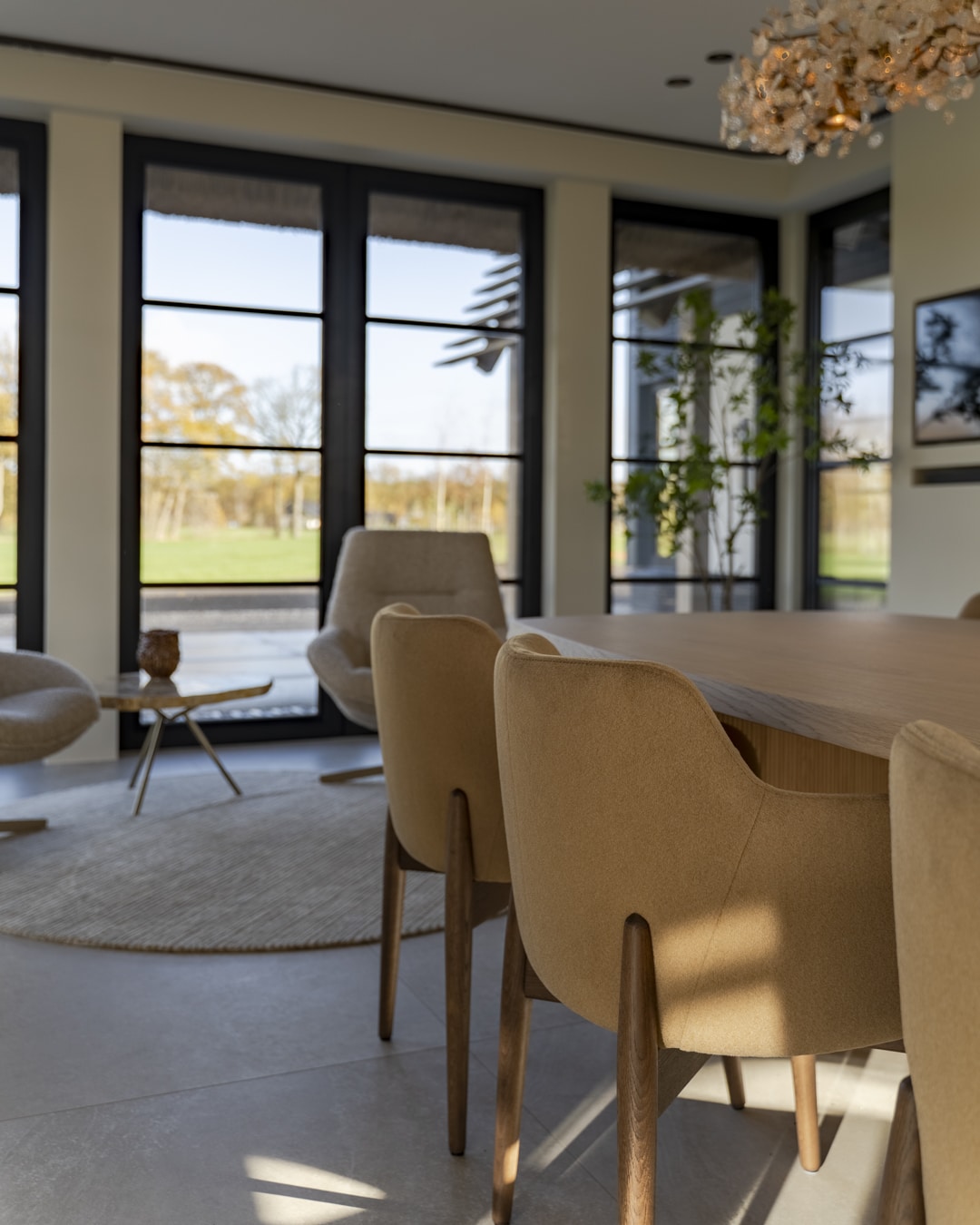 Luxe woonkeuken en eethoek als onderdeel van een compleet interieurplan voor een nieuwbouwvilla.