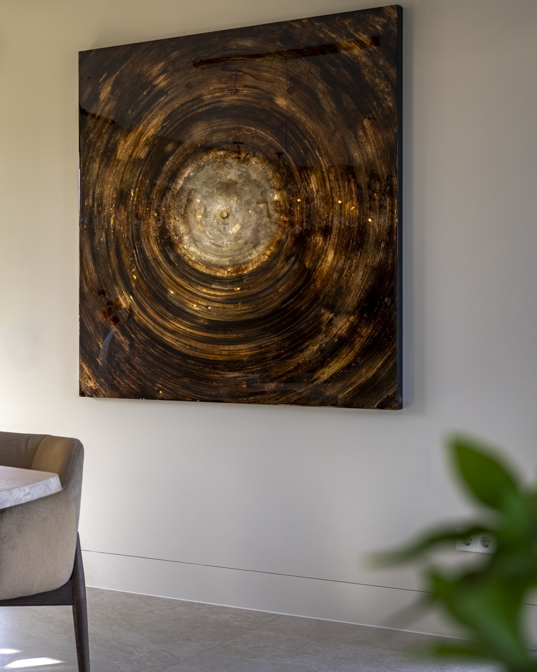 Masterpiece van Cobra Art met warme brons- en goudtinten in de woonkeuken.