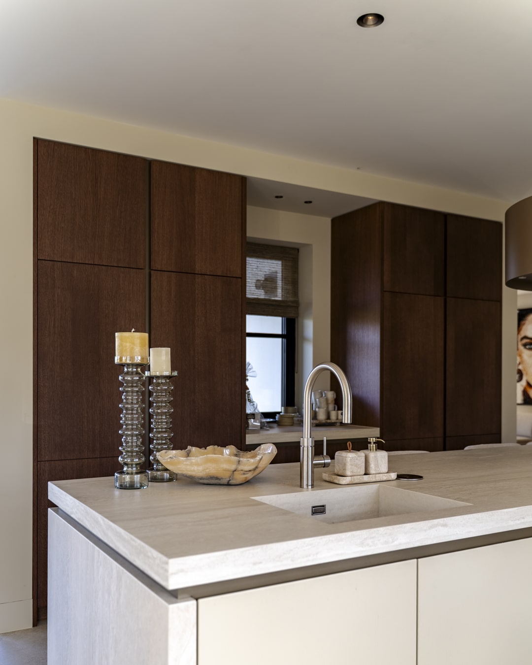 Moderne keuken met warme houten kasten als onderdeel van een open woonkeuken.
