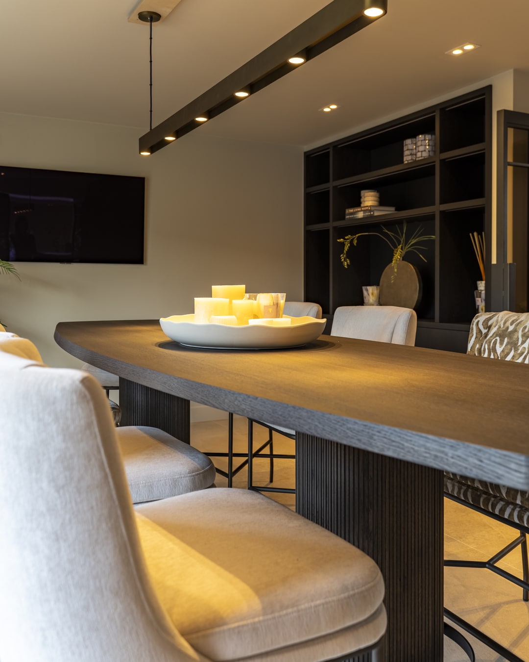 Royale bartafel met langwerpige designlamp en warme sfeerverlichting.