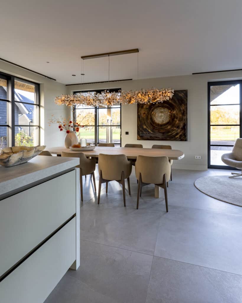 Warme woonkeuken en eethoek in een compleet ingerichte nieuwbouwvilla.